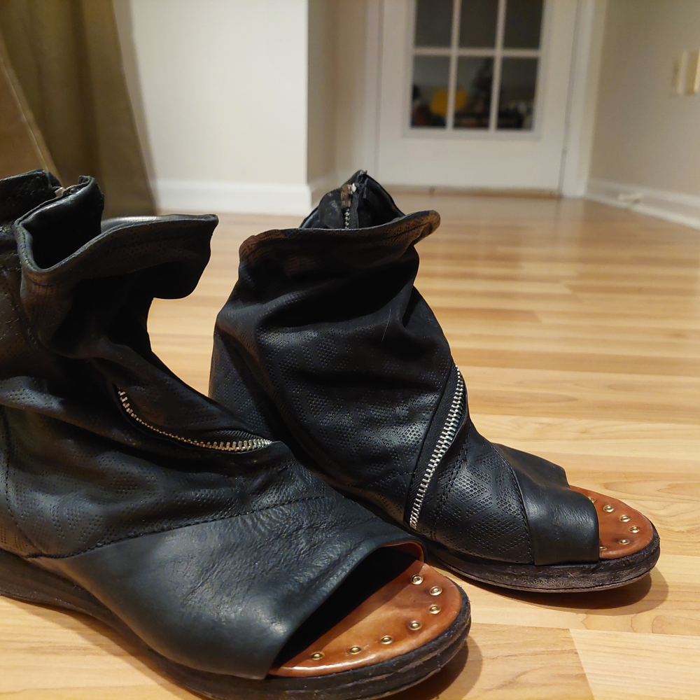 Elegant Black Shoes with Comfortable Fit and Timeless Style